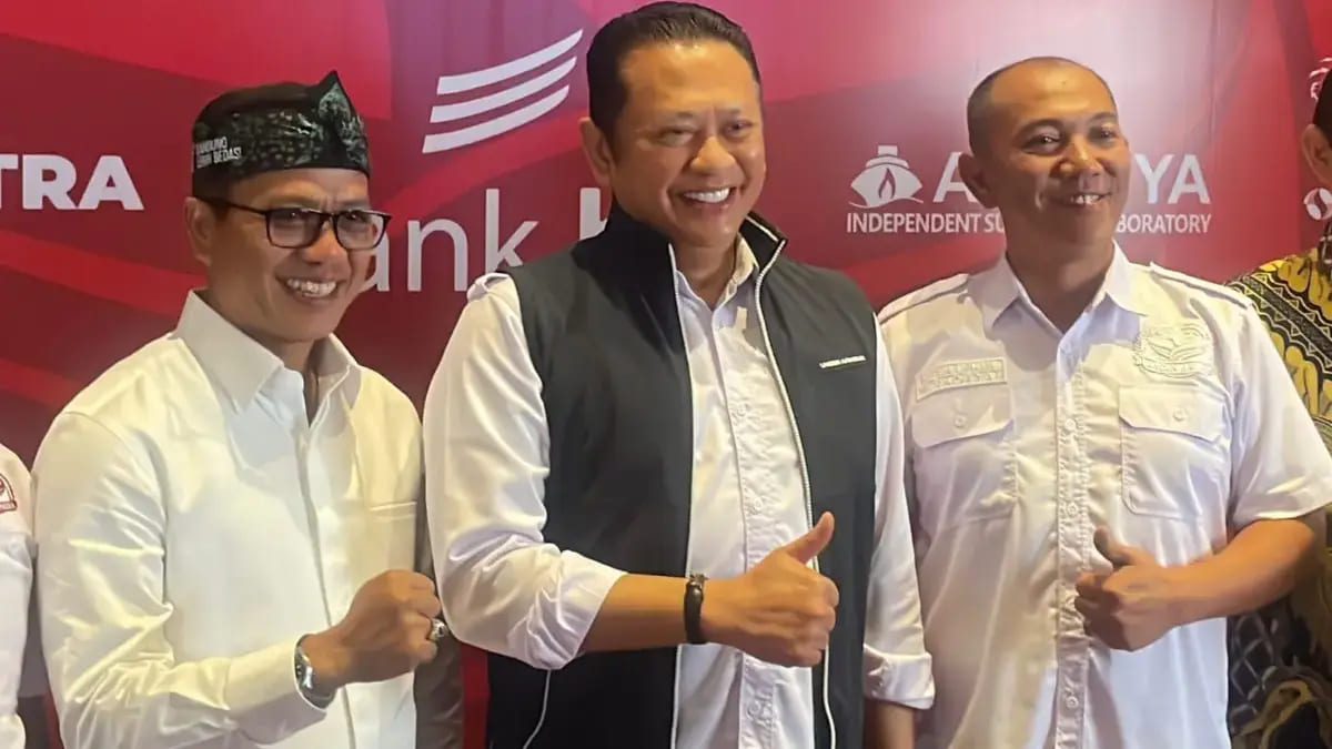Ketua Umum Ardin Pusat Bambang Soesatyo (tengah), Ketua Ardin Jabar Tb. Raditya Indrajaya (kanan), dan Bupati Bandung Dadang Supriatna (kiri) saat pelantikan pengurus Ardin Jabar di Hotel Grand Sunshine, Soreang, Kabupaten Bandung, Sabtu (8/11/2025). Foto Agi